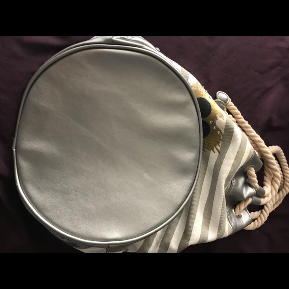 Disney Handbag - Picture 4 of 6